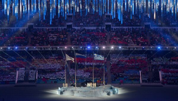 Подъем национального флага Греции, национального флага России и Олимпийского флага на церемонии закрытия XXII зимних Олимпийских игр в Сочи.