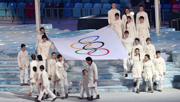 Спуск Олимпийского флага на церемонии закрытия XXII зимних Олимпийских игр в Сочи.