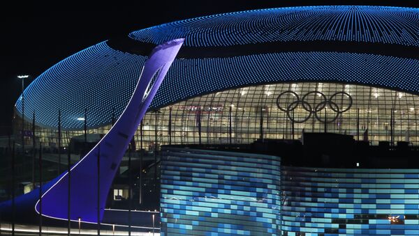 Вид на чашу Олимпийского огня, ледовый дворец Большой и дворец зимнего спорта Айсберг во время церемонии закрытия XXII зимних Олимпийских игр в Сочи.