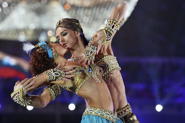 Артисты балета во время театрализованного представления на церемонии закрытия XXII зимних Олимпийских игр в Сочи