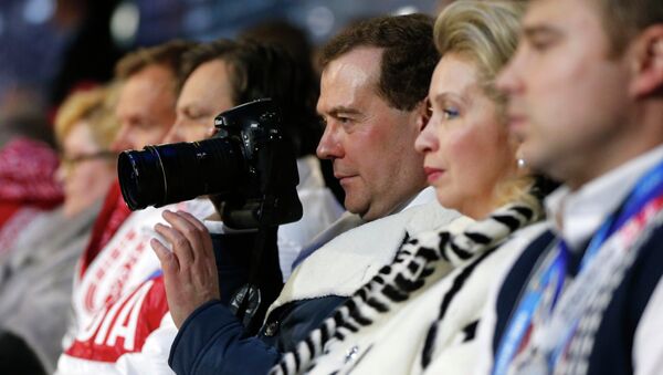 Председатель правительства РФ Дмитрий Медведев с супругой Светланой (вторая, третий справа) на церемонии закрытия XXII зимних Олимпийских игр в Сочи.