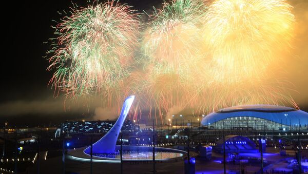 Праздничный фейерверк над Олимпийским Парком во время церемонии закрытия XXII зимних Олимпийских игр в Сочи.
