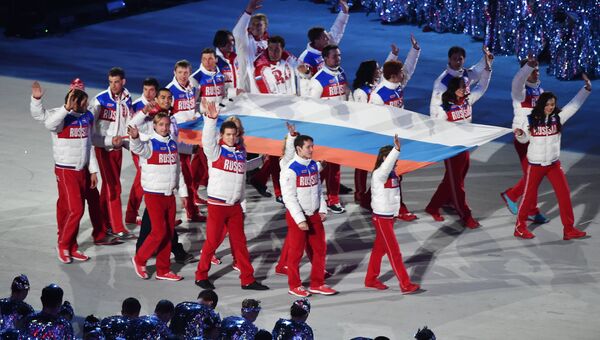 Вынос российского флага во время церемонии закрытия XXII зимних Олимпийских игр в Сочи.