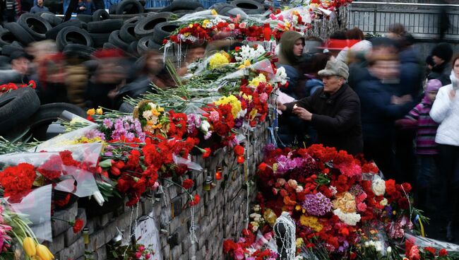 Цветы в память о погибших в столкновениях между сторонниками оппозиции и сотрудниками правоохранительных органов в Киеве, Украина