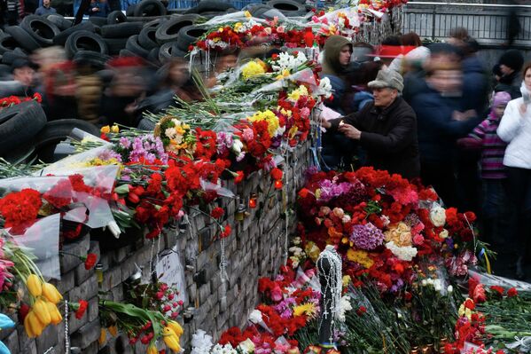 Цветы в память о погибших в столкновениях между сторонниками оппозиции и сотрудниками правоохранительных органов в Киеве, Украина