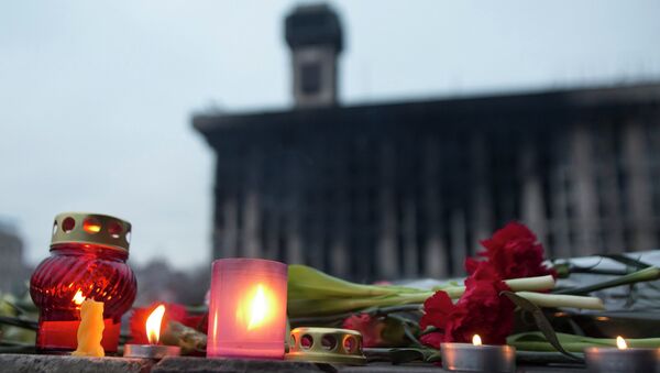 Цветы в память о погибших в столкновениях между сторонниками оппозиции и сотрудниками правоохранительных органов в Киеве, Украина