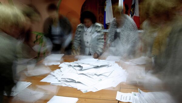 Члены участковой избирательной комиссии подсчитывают голоса, архивное фото
