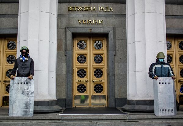 Сторонники оппозиции охраняют вход в здание Верховной Рады Украины в Киеве