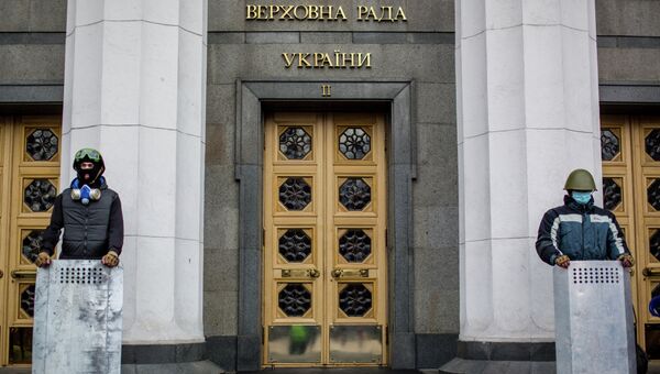 Сторонники оппозиции охраняют вход в здание Верховной Рады Украины в Киеве. Архивное фото