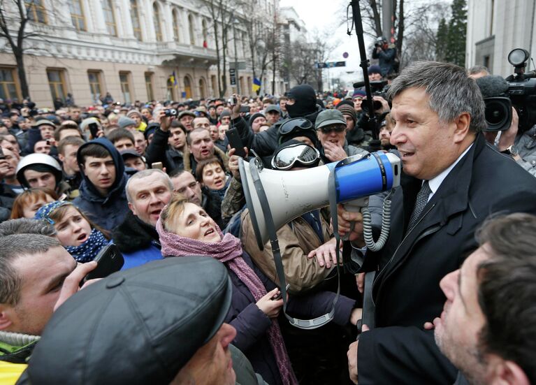 Новый министр внутренних дел Украины Арсен Аваков у здания украинского парламента в Киеве