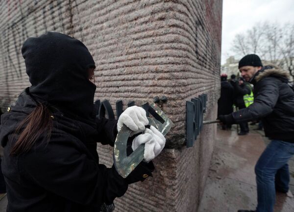 Активисты Майдана пытаются снести памятник чекистам в Киеве