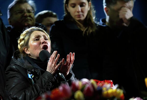 Бывший премьер-министр Украины Юлия Тимошенко, освобожденная из тюремного заключения, во время выступления перед сторонниками оппозиции на площади Независимости в Киеве