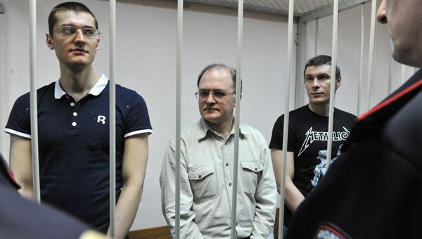 Обвиняемые по делу о беспорядках на Болотной площади 6 мая 2012 года Ярослав Белоусов, Сергей Кривов и Артем Савелов (слева направо). Архивное фото