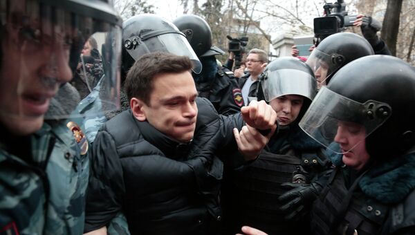 Сотрудники полиции задерживают оппозиционера Илью Яшина у здания Замоскворецкого суда Москвы. Фото с места события