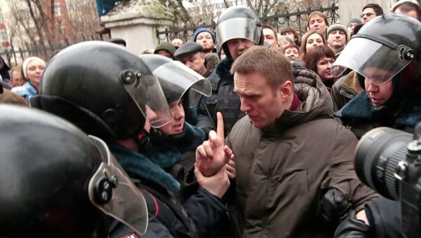 Сотрудники полиции задерживают политика Алексея Навального у здания Замоскворецкого суда Москвы
