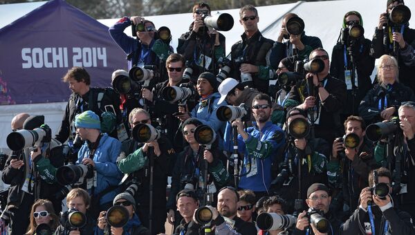 Фотографы во время эстафеты в соревнованиях по лыжным гонкам среди мужчин