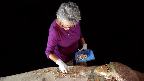 Испанские археологи обнаружили нетронутый деревянный саркофаг с мумией