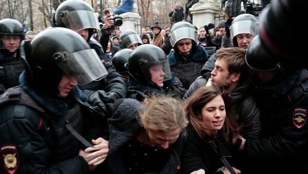 Сотрудники полиции задерживают участниц панк-группы Pussy Riot Марию Алехину (слева) и Надежду Толоконникову (справа) у здания Замоскворецкого суда Москвы
