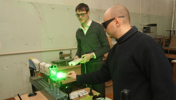 Новосибирские ученые проводят эксперимент с лазерным затвором, фото с места событий