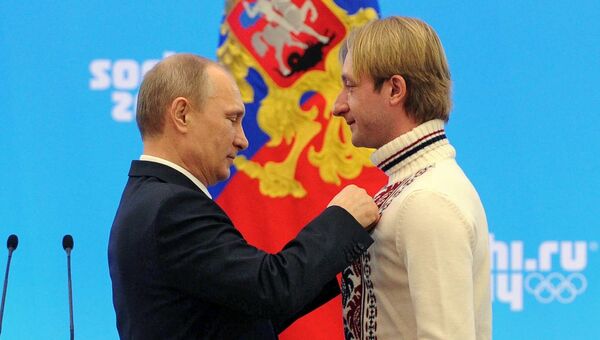 Президент России Владимир Путин (слева) и олимпийский чемпион в фигурном катании Евгений Плющенко