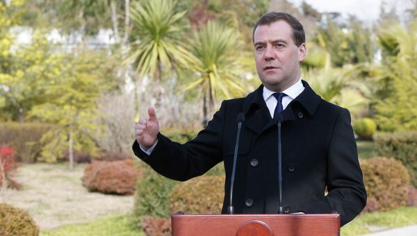 Председатель правительства РФ Дмитрий Медведев отвечает на вопросы журналистов в государственной резиденции Ривьера. Фото с места события