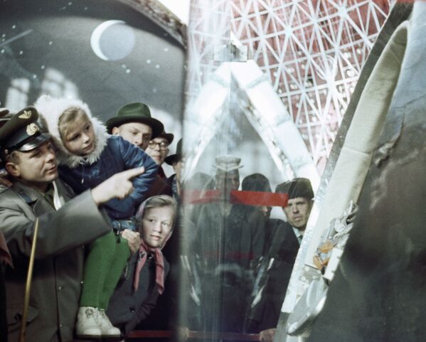 Космонавт Гагарин показывает дочке свой космический корабль
