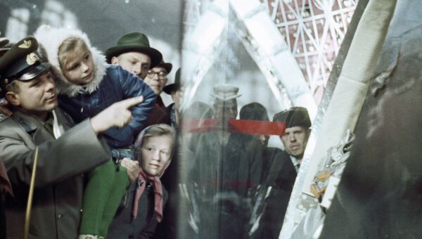 Космонавт Гагарин показывает дочке свой космический корабль