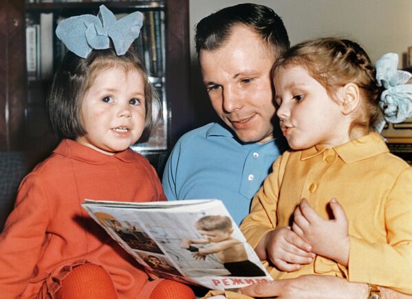 Юрий Гагарин с дочерьми