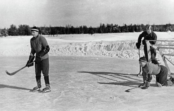Юрий Гагарин, Алексей Леонов и Павел Попович во время игры в хоккей