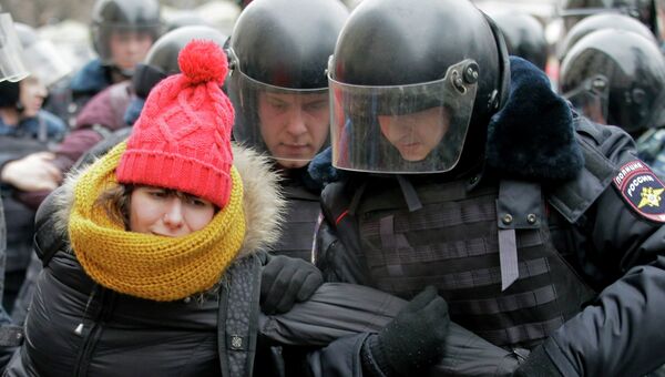 Полиция задерживает девушку в центре Москвы за попытки нарушения общественного порядка. Фото с места событий
