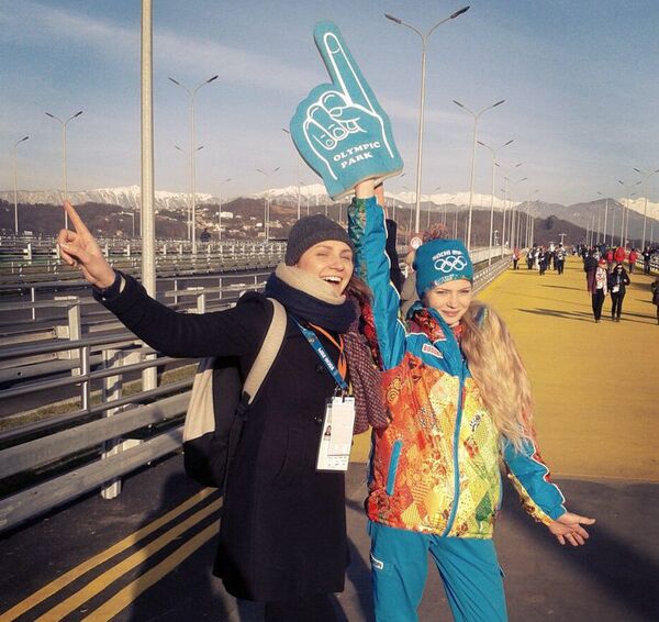 Участница церемонии открытия Олимпиады, томичка Алиса Чеботарева (слева) в Сочи