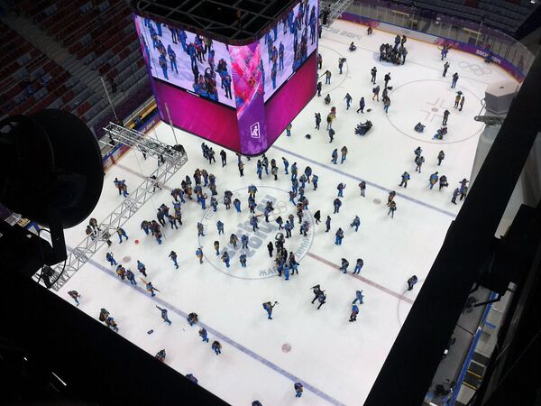 Волонтеры на льду на Олимпиаде в Сочи