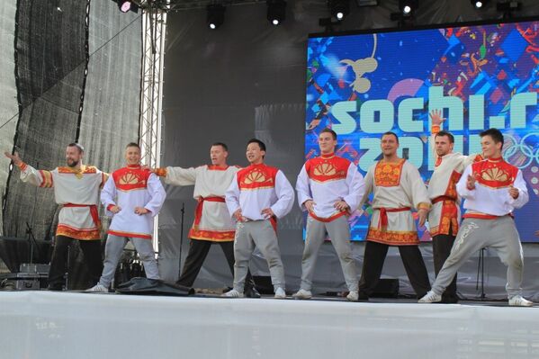 Томская дэнс-команда Юди выступает на Олимпиаде в Сочи