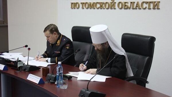 Томская епархия Русской православной церкви и региональное УМВД подписали соглашение о сотрудничестве, событийное фото