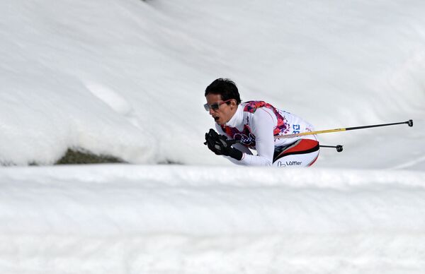 Роберто Карселен (Перу) на дистанции индивидуальной гонки в соревнованиях по лыжным гонкам