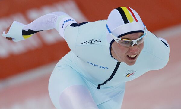 Барт Свингс (Бельгия) на дистанции в забеге на 1000 метров в соревнованиях по конькобежному спорту среди мужчин