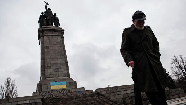 Памятник Советской армии в центре Софии, разрисованный в сине-желтые цвета украинского флага. Фото с места событий