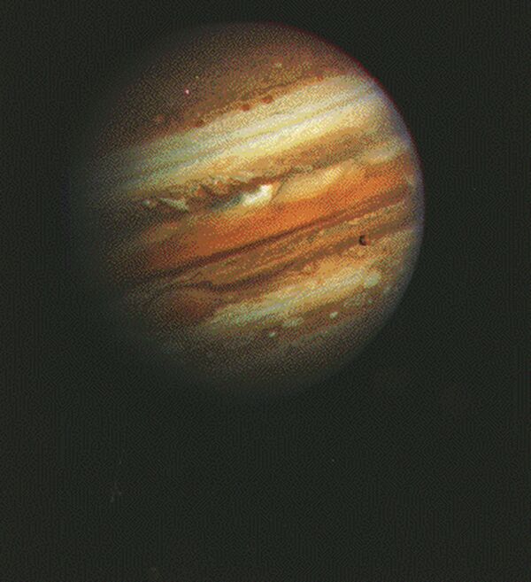 Снимок планеты Юпитер, полученный при помощи американского космического аппарата для исследований дальних планет Солнечной системы Вояджер-1 (Voyager 1)