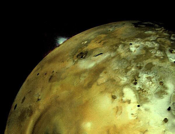 Извергающийся вулкан на спутнике Юпитера Ио