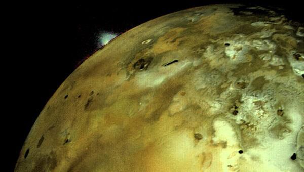 Извергающийся вулкан на спутнике Юпитера Ио