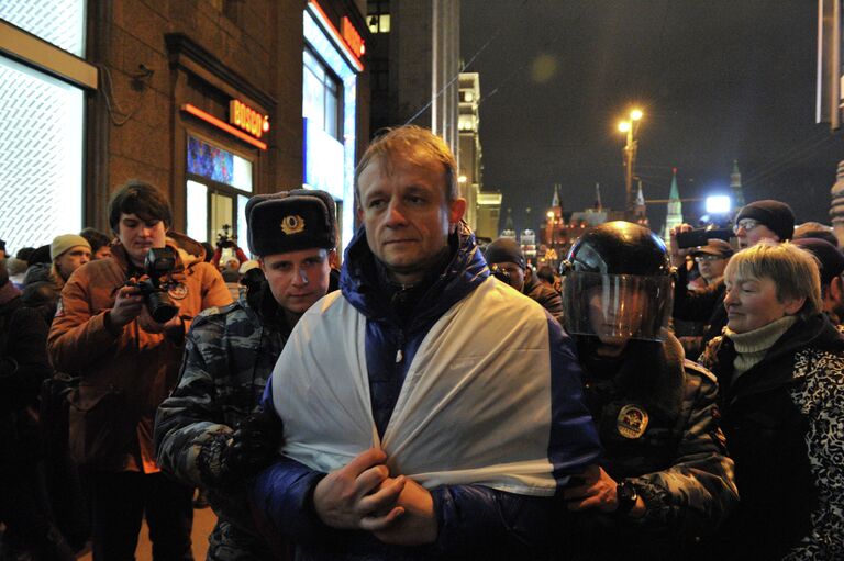 Сотрудники полиции задерживают участника акции протеста на Манежной площади Сотрудники полиции задерживают участника акции протеста на Манежной площади