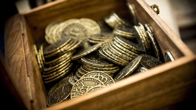 Ящик с монетами. Архивное фото