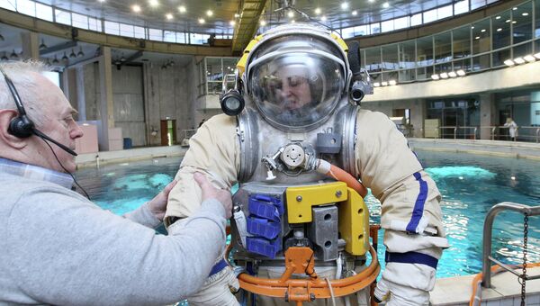 Космонавт Елена Серова на тренировке в гидролаборатории в Звездном городке. Архивное фото