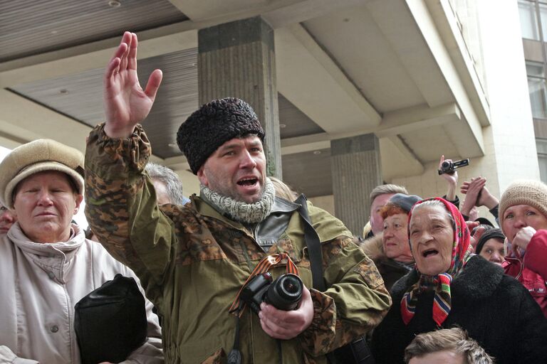 Митинг у здания Верховного совета Крыма Митинг у здания Верховного совета Крыма
