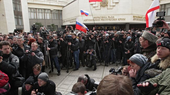 Митинг у здания Верховного совета Крыма