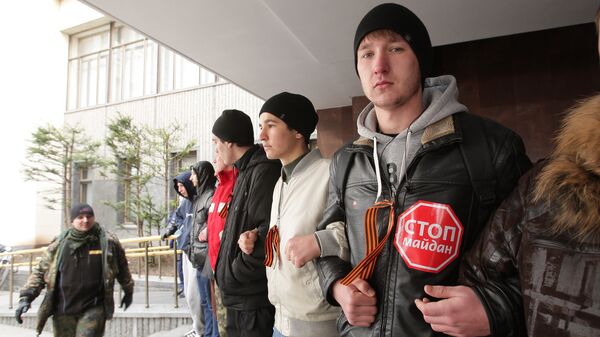 Участники митинга у здания Верховного совета Крыма в Симферополе. Фото с места события