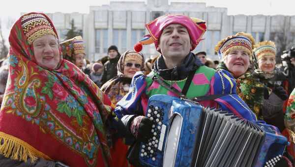 Участники костюмированного шествия во время открытия праздничных гуляний широкой Масленицы, архивное фото