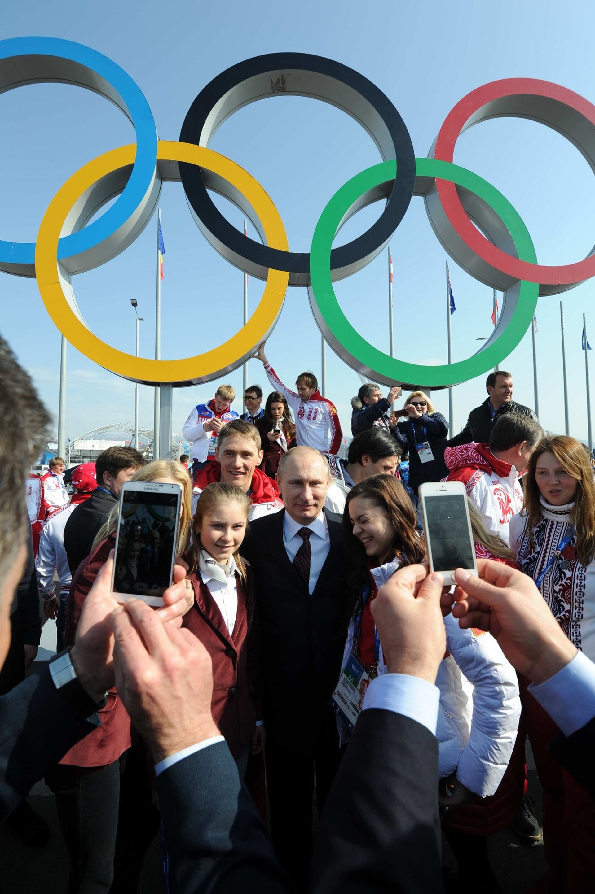 Президент России Владимир Путин во время церемонии фотографирования с российскими призерами XXII зимних Олимпийских игр в Сочи - РИА Новости, 1920, 07.02.2024