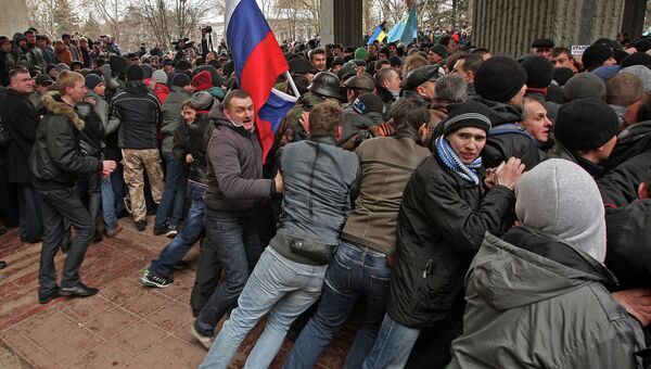 Участники митинга у здания Верховного совета Крыма в Симферополе. Фото с места события