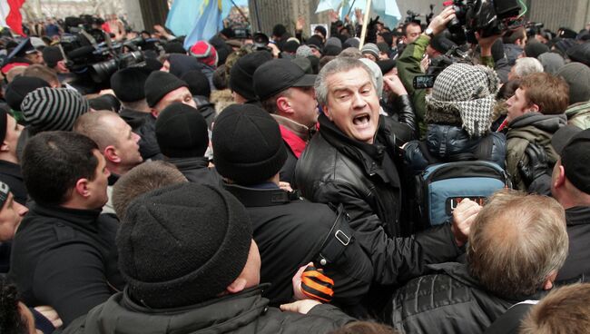 Митинг у здания Верховного совета Крыма